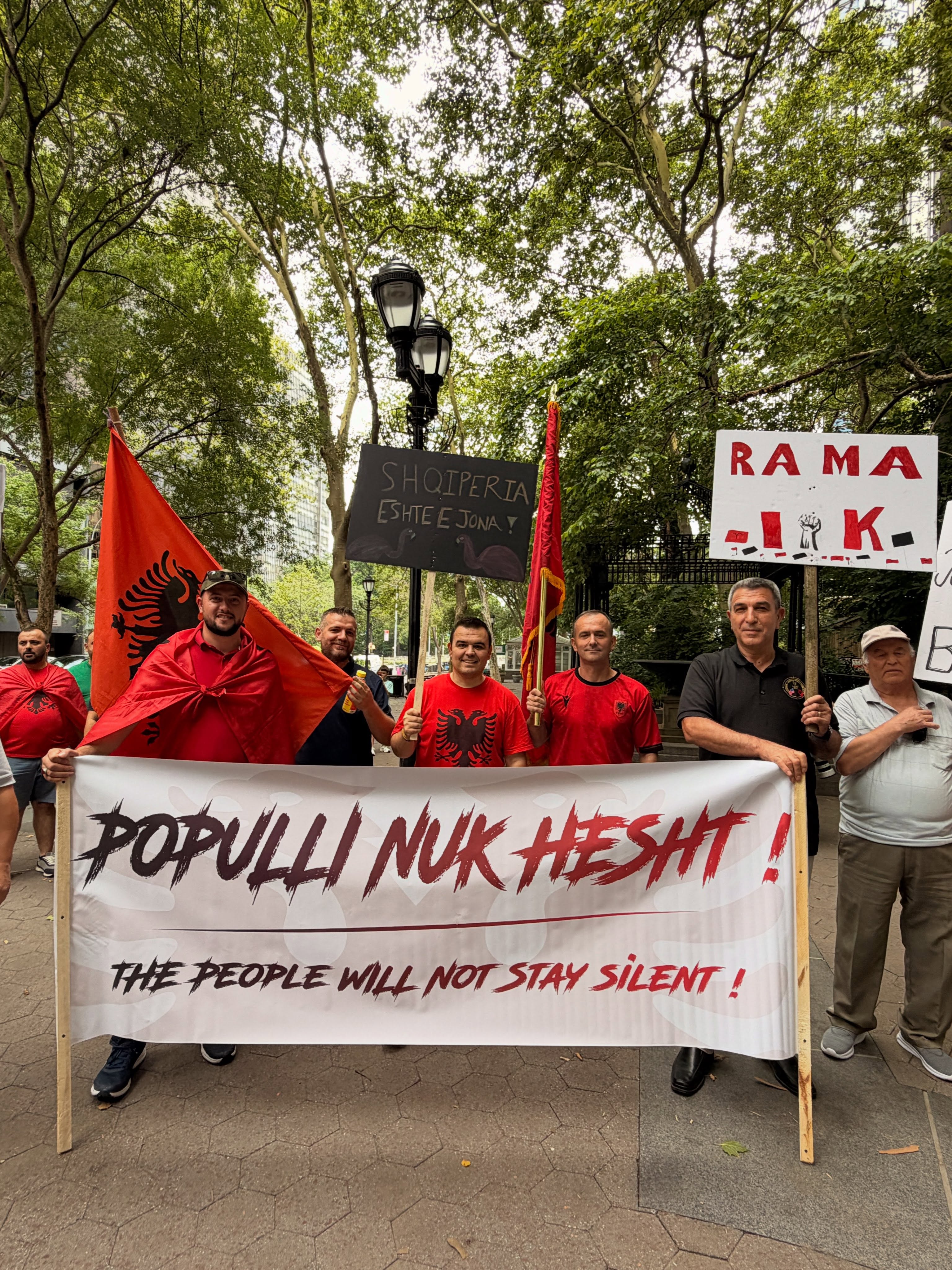 Foto nga protesta përpara United Nations